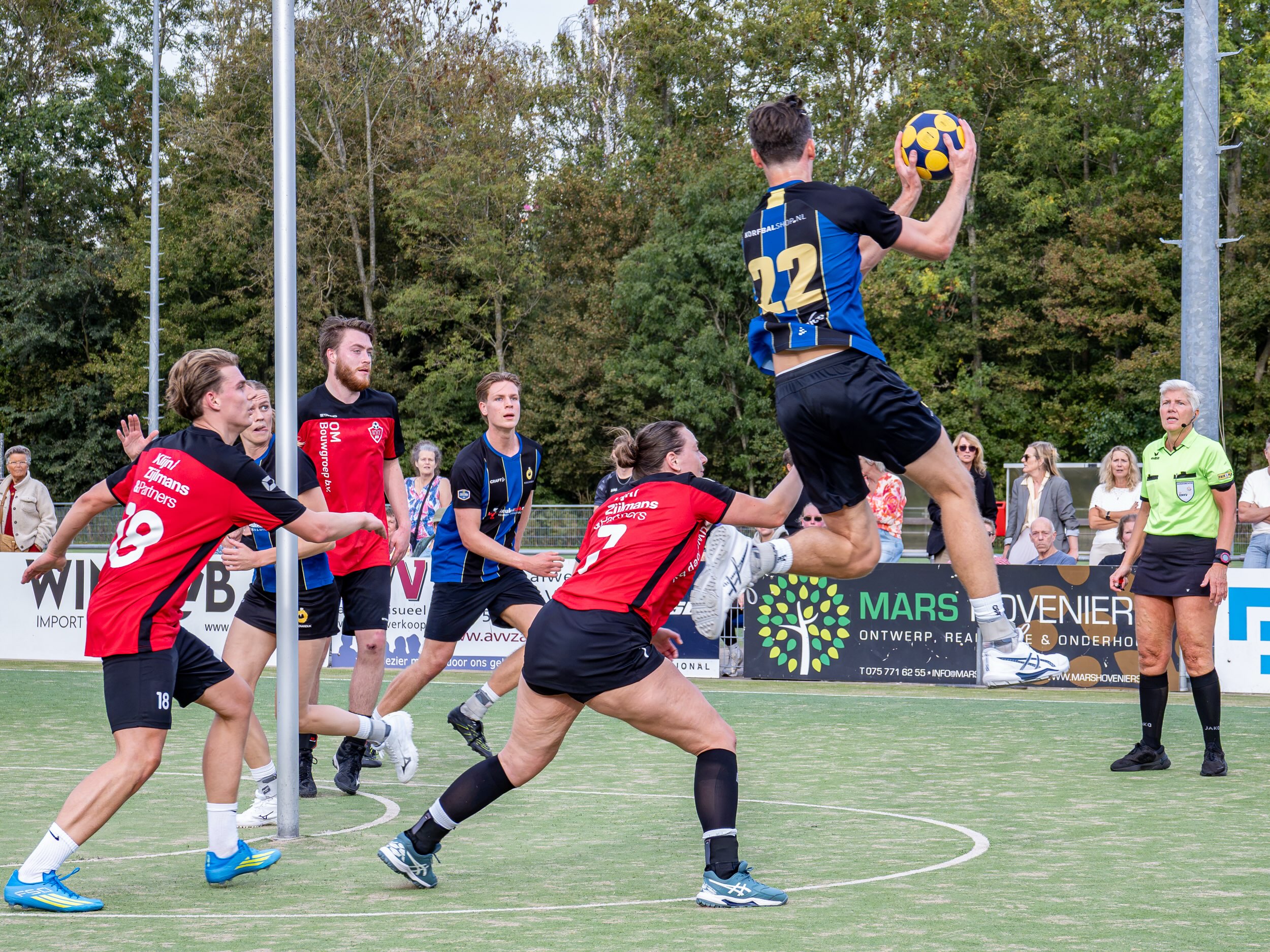 𝗥𝘂𝗶𝗺𝗲 𝗼𝘃𝗲𝗿𝘄𝗶𝗻𝗻𝗶𝗻𝗴 𝗼𝗽 𝗞𝗩𝗭’𝟮𝟯!
KZ1 sloot het veldseizoen af met een 36-9 zege op KVZ’23! 

KZ2 won ook met ruime cijfers van TOP (S) 3! 

Op naar de zaal!! 

#superkogers #kzkorfbal #korfball