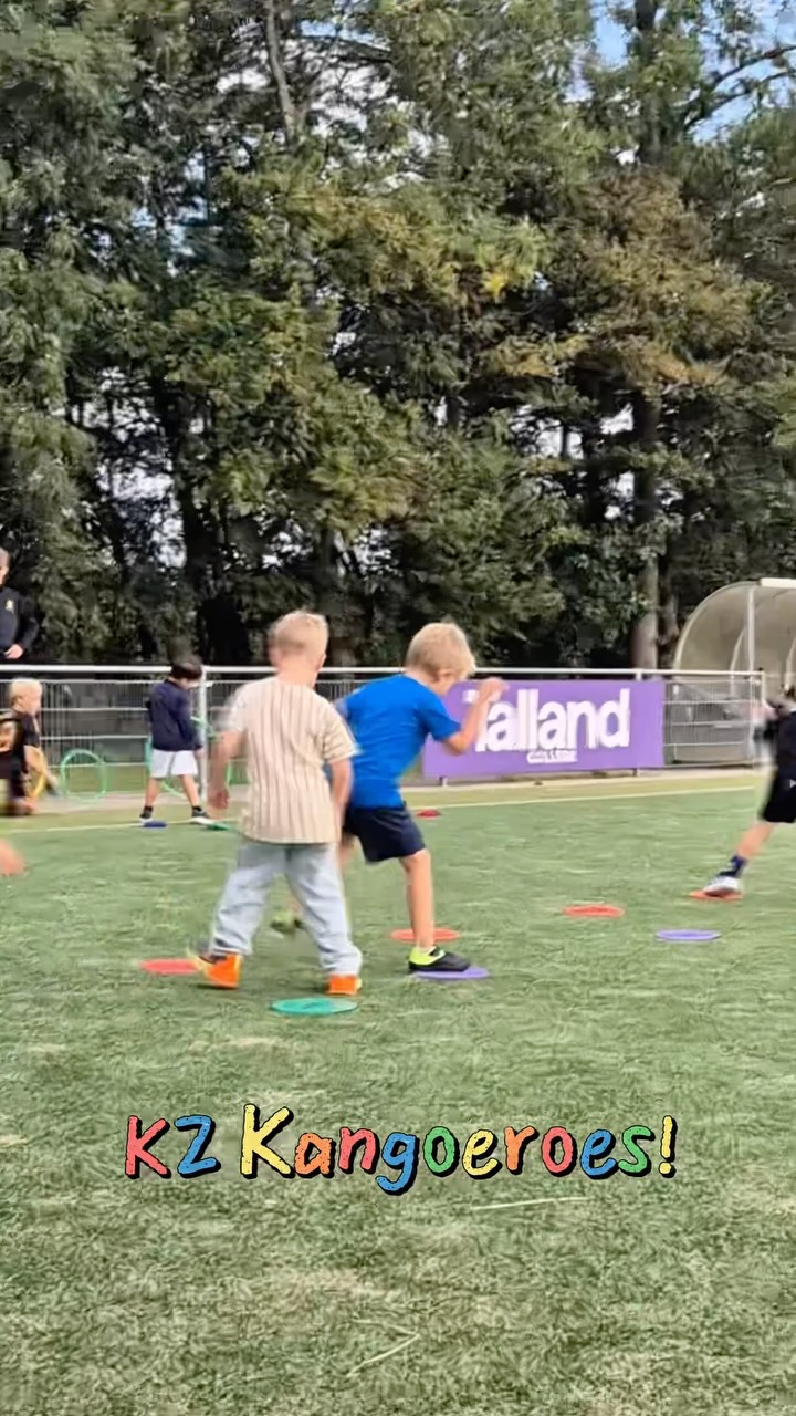 𝗞𝗮𝗻𝗴𝗼𝗲𝗿𝗼𝗲 𝗞𝗹𝘂𝗽 𝘃𝗮𝗻 𝗞𝗭!
Voor kinderen van 3 tot en met 6 jaar is de Kangoeroe Klup van KZ de leukste manier om kennis te maken met bewegen én korfbal. Tijdens de trainingen draait alles om plezier, samen spelen en het ontwikkelen van de motorische basisvaardigheden.

Met leuke spelletjes, uitdagende parcoursen en baloefeningen leren kinderen spelenderwijs rennen, springen, gooien, vangen en samenwerken. Er worden nog geen wedstrijden gespeeld; het belangrijkste is dat ieder kind met een glimlach naar huis gaat en met plezier blijft bewegen.

De trainingen worden verzorgd door enthousiaste trainers in een veilige en gezellige omgeving, waar ieder kind zich op zijn of haar eigen niveau kan ontwikkelen.

Trainingstijd
vrijdag van 17.00 tot 17.45 uur! 

#vereniging #kzkorfbal #wijzijnKZ #Kangoeroeklup