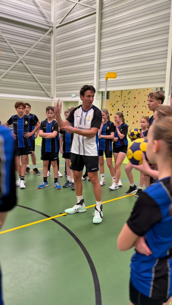 𝗚𝗲𝘀𝗹𝗮𝗮𝗴𝗱𝗲 𝗰𝗹𝗶𝗻𝗶𝗰 𝘃𝗼𝗼𝗿 𝗱𝗲 𝗼𝘂𝗱𝘀𝘁𝗲 𝗷𝗲𝘂𝗴𝗱! 

Gisteren kregen de J1 t/m J8, U15-1, U17-1/2 en U19-1 een leerzame clinic van de selectie! 💪

De spelers gingen aan de slag met verschillende thema’s, zoals verdedigen, scoren en rebounden. Er werden volop tips en tricks gedeeld die ze meteen mee kunnen nemen naar hun volgende wedstrijd!

Ook Dave was enthousiast: ‘Het is ontzettend leerzaam en de tips kun je ook weer meenemen naar de wedstrijd!’ 

🎥 Bekijk de video voor een sfeerimpressie!

Vandaag is het de beurt aan de jongste jeugd! Van 17.00 tot 18.00 uur staat hun clinic op het programma. En na afloop? Dan schuiven we gezellig met z’n allen aan voor een stapel pannenkoeken! 

#wijzijnKz #clinics #vereniging #superkogers