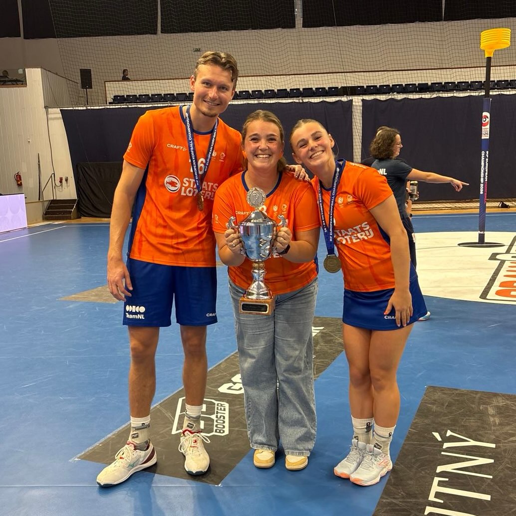 De eerste helft was nog spannend, maar na rust liep @teamnlkorfbal eenvoudig uit en won met 27-12 van de Belgen! Ze zijn voor de 10e keer op rij Europees kampioen! 🏆 Gefeliciteerd @teamnlkorfbal! 

KZ’er Alwin startte in de basis en speelde een goede pot! @alwin.out gefeliciteerd met de titel!🦁

Nikki ook gefeliciteerd!🧡

#europeenskampioen #korfball #teamnl